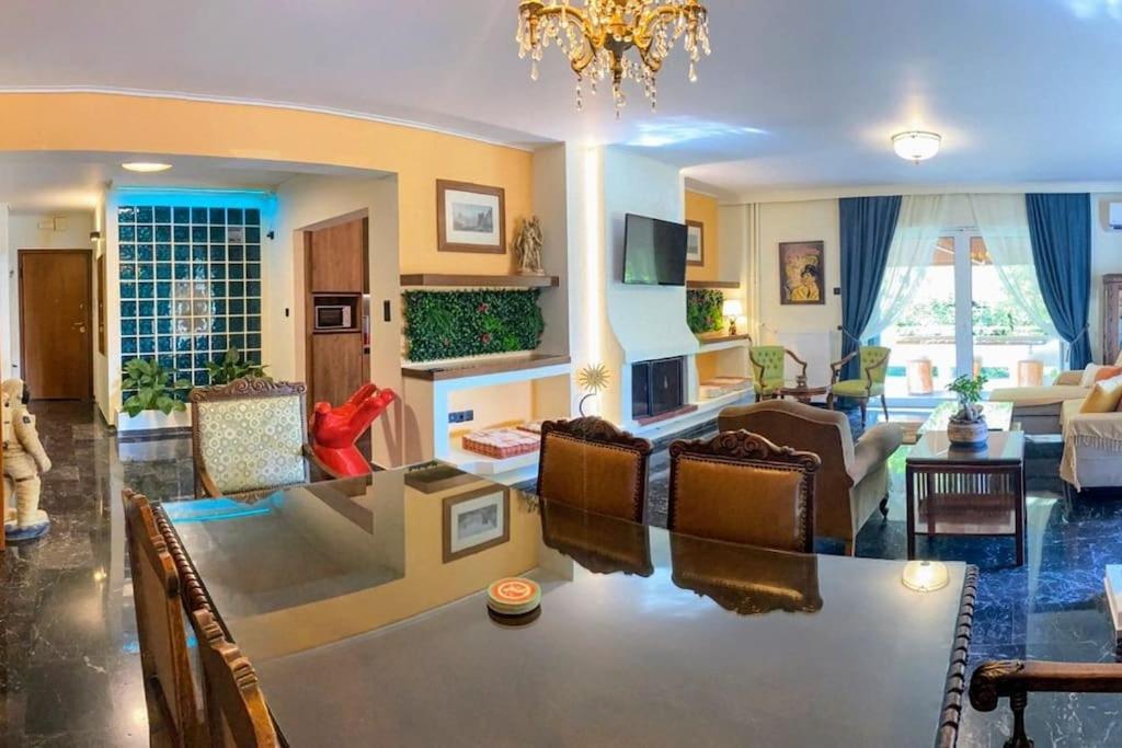 Appartamento Sarakin'S Mansion Luxury Retreat Atene Esterno foto